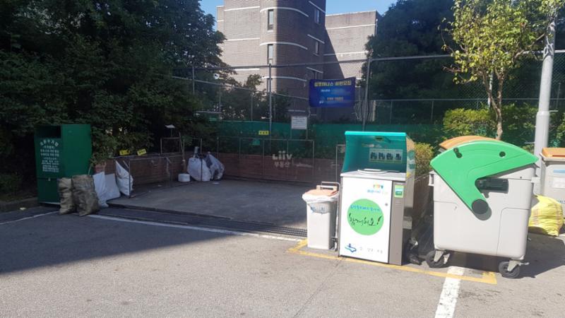 입주민들의 생활편의를 위하여 재활용 분리수거장을 야외에 별도로 설치하여 편의를 높였으며, 단지를 깨끗하게 관리할 수 있어요