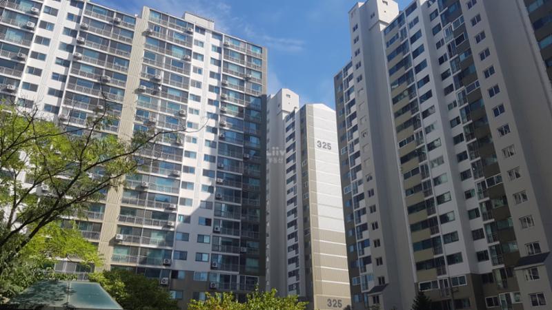 심플한 외관 디자인으로 품격있고 고급스러움이 느껴지는 단지 모습이에요