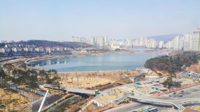 단지 인근에 위치한 광교호수공원입니다