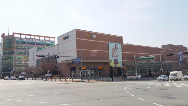 단지 인근 거리에 위치한 대형마트로 이용이 편리하고 대형주차장이 함께 설치되어 있어 주말에도 주차 걱정없이 편리하게 이용할 수 있습니다