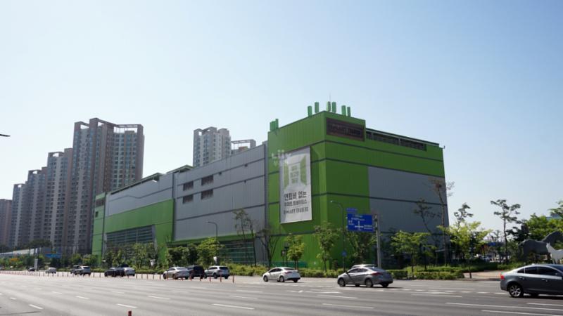 단지 인근 거리에 위치한 대형마트로 이마트트레이더스 수원점이 있습니다