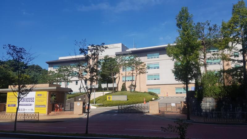 단지 주변에 위치한 경기수원외국인학교입니다
