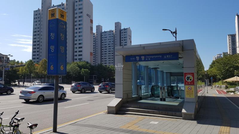 단지 인근 거리에 위치해 있는 지하철 청명역 입니다