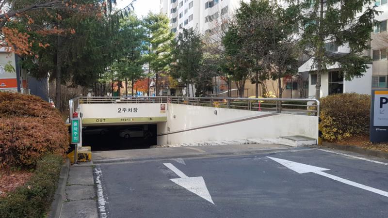 지하주차장 출입구입니다