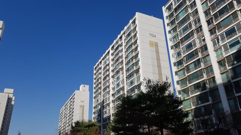단지 내부에서 별빛7단지 아파트 전경입니다