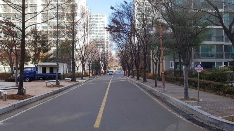 정문과 후문을 연결하는 단지 내 도로 입니다