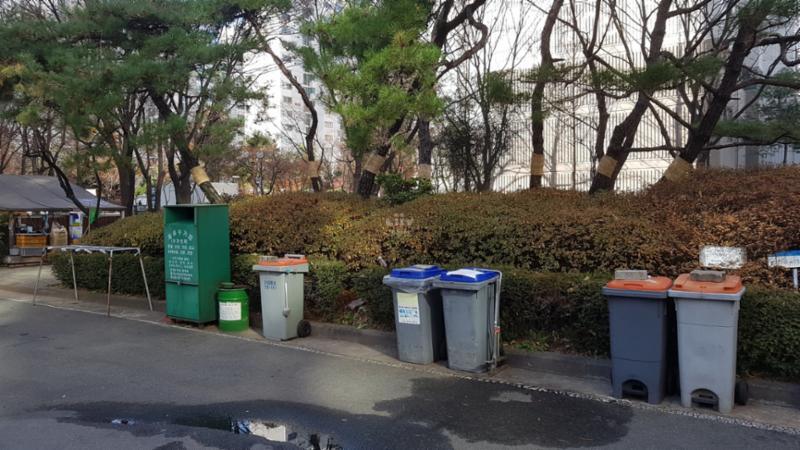 주민들의 이동 경로를 배려해 주차장 외진 곳에 마련된 분리수거장이에요