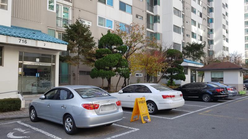 넉넉한 주차공간을 갖춘 지상주차장입니다