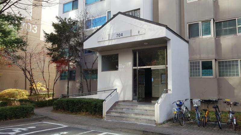 704동 현관 모습입니다