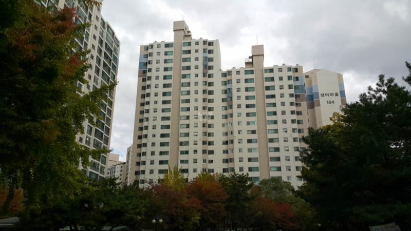 심플한 외관 디자인으로 품격 있고 고급스러움이 느껴지는 단지 외관입니다