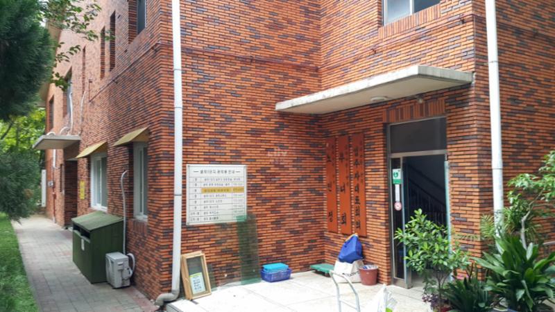 단지 내 관리사무실은 입주민이 불편함 없이 단지 생활을 할 수 있도록  각종 민원이나 편의를 돕기 위해 단지 한쪽에 위치해 있어요