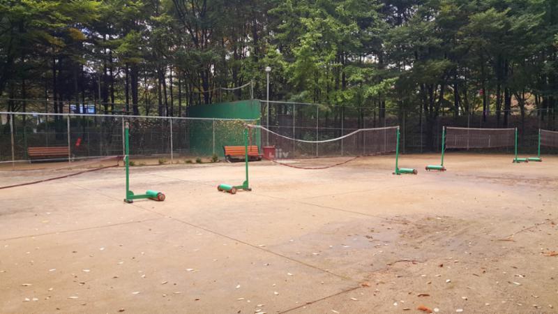 라인이 그려진 단지 내 운동 공간입니다