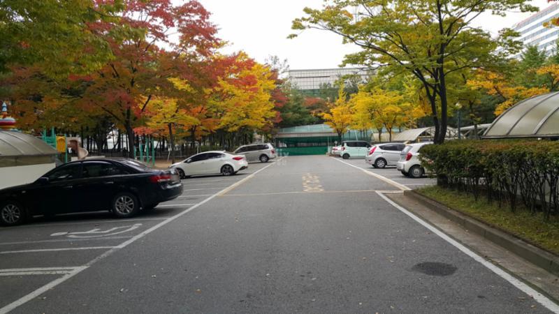 현관과 바로 연결되는 지상 주차장입니다