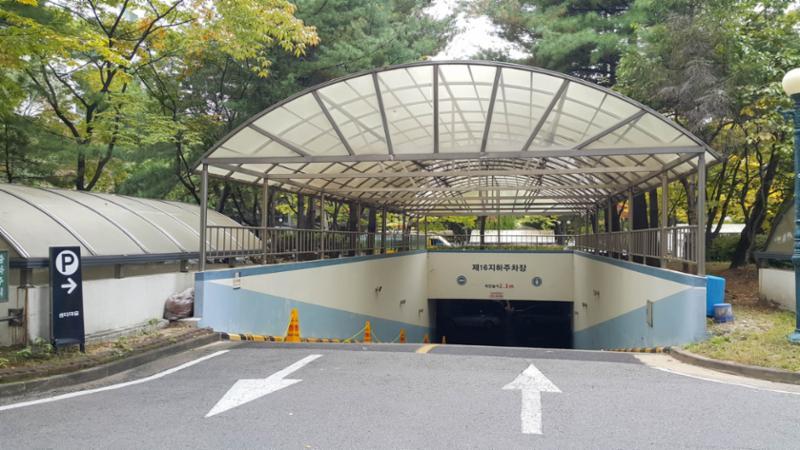 지하주차장 출입구입니다