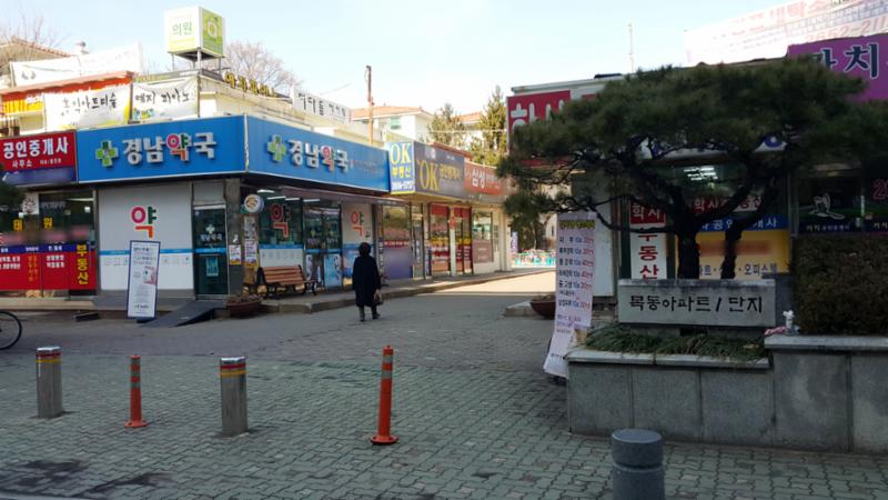 정문 앞 바로 횡단보도와 연결되는 곳에 출입구가 위치해 있으며 바로 건너편 버스정류장으로 한번에 건널 수 있어 편리하게 이용이 가능해요