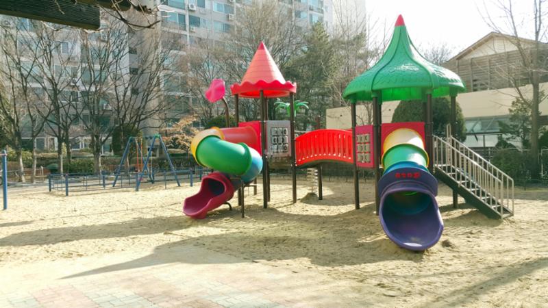 아기자기 한 색상으로 꾸며진 놀이터와 놀이기구 입니다
