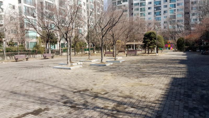 단지 중앙에는 주민 휴게시설이 넓게 자리하고 있으며 주변으로 조형물과 조경이 어우러져 있습니다