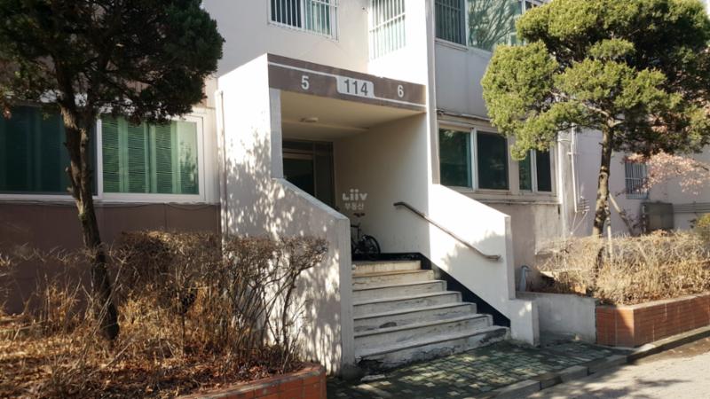 114동 1층 공동 현관의 모습입니다