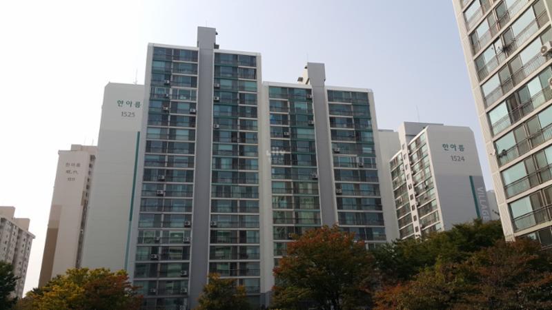 외부에서 촬영한 한아름동아동성삼환 아파트 단지 전경입니다