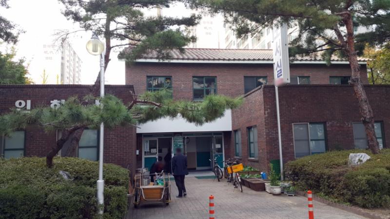 단지의 안전과 주민들의 편의, 모든 시설들을 관리해주고 있는 관리사무소의 모습입니다
