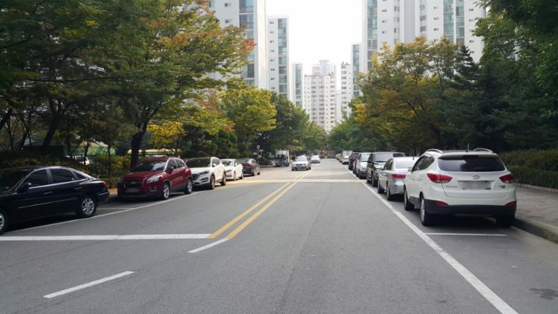 단지 내부를 가로지르는 도로입니다