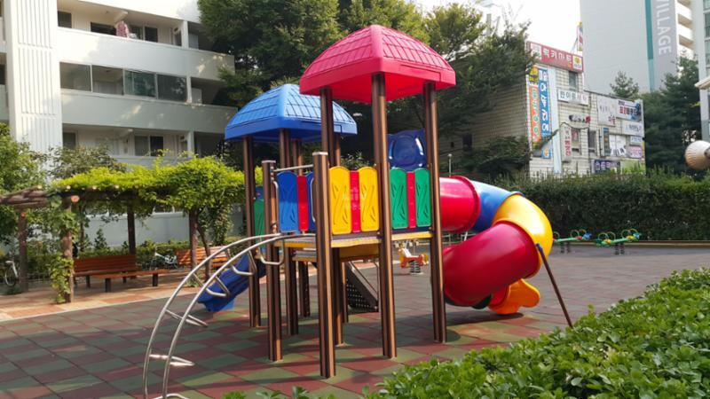 아기자기 한 색상으로 꾸며진 놀이터와 놀이기구입니다
