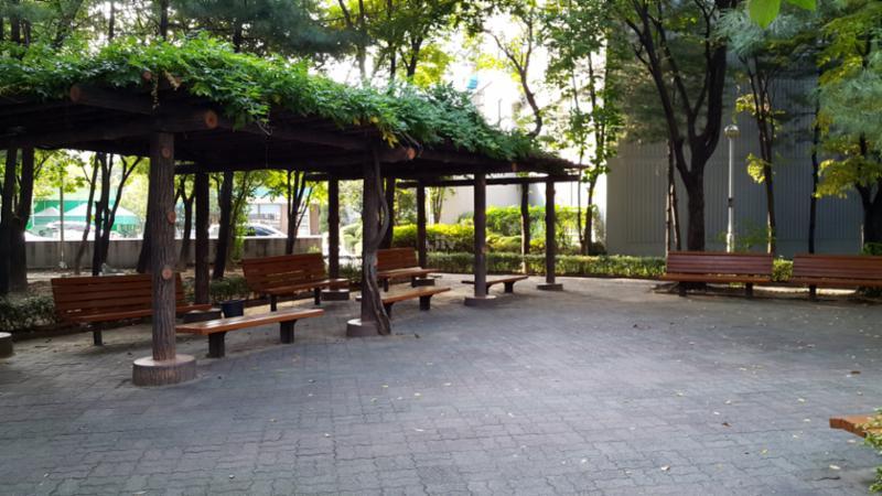 단지 중앙에는 주민 휴게시설이 넓게 자리하고 있으며 주변으로 조형물과 조경이 어우러져 있습니다