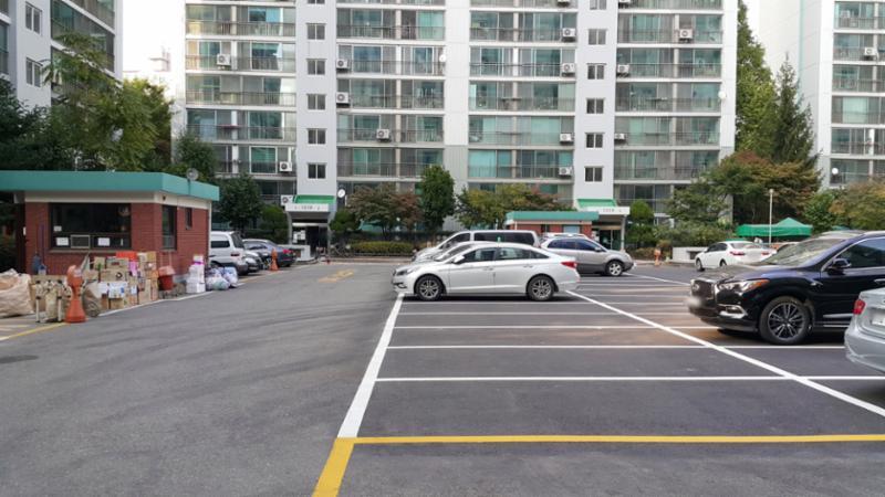 단지와 단지 사이에 넓은 지상 주차공간을 마련하여 집과 주차장의 이동이 편리합니다