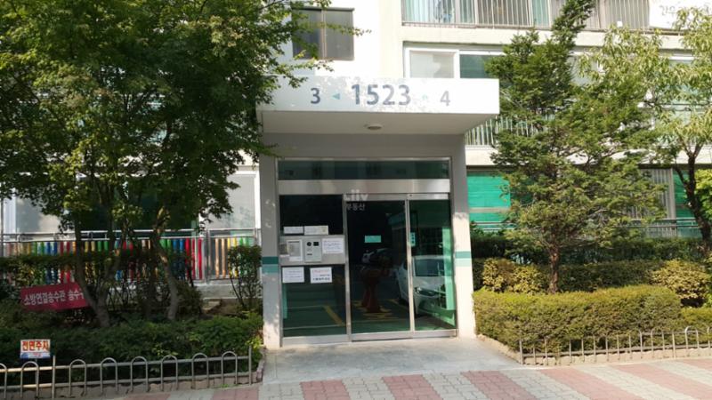 아파트 1층 공용현관이에요