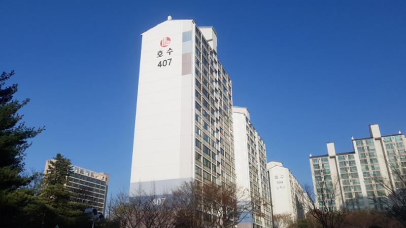호수마을4단지는 총 8개동, 472가구로 이루어져 있으며 개별난방(도시가스)을 사용하고 있습니다
