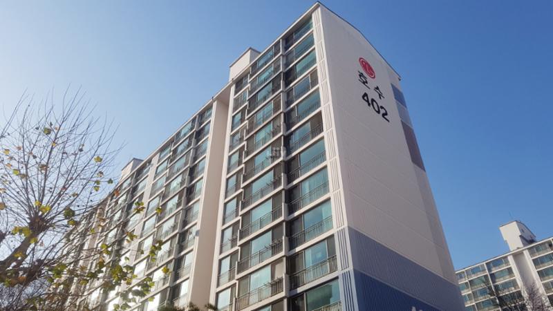 내부에서 촬영한 402동 전경입니다