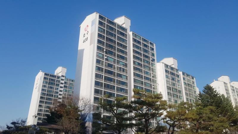 심플한 외관 디자인으로 품격 있고 고급스러움이 느껴지는 단지 모습이에요