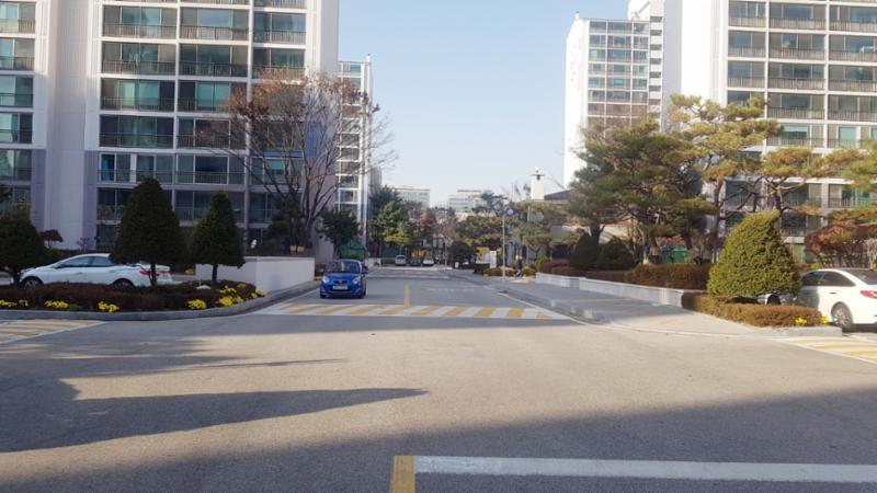 단지 내부를 이어주는 도로입니다