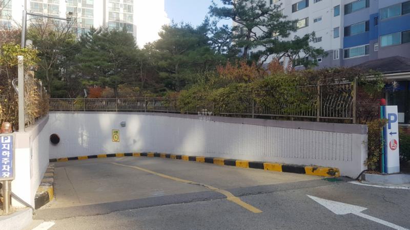 지하주차장 출입구입니다