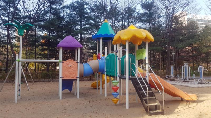 아기자기한 색채로 꾸며진 어린이놀이터입니다