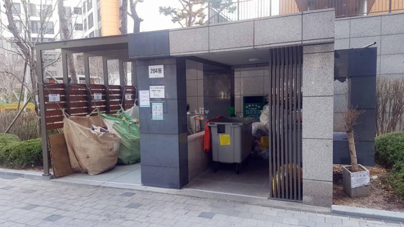 입주민들의 생활편의를 위하여 재활용 분리수거장을 야외에 별도로 설치하여 편의를 높였으며, 단지를 깨끗하게 관리할 수 있어요