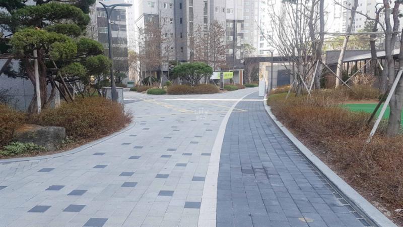단지 내 보행로 모습이에요