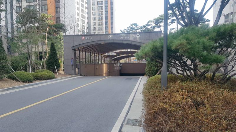 지하주차장 출입구 입니다