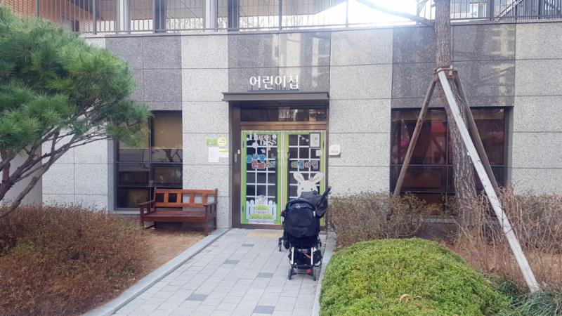 단지 모든 곳에서 접근이 용이하여 아이들의 등하원도 안전하며 부모 또한 자녀들을 안심하고 보육할 수 있는 어린이집이 마련되어 있어요