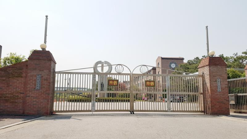 단지 주변에 위치한 경기여자고등학교입니다