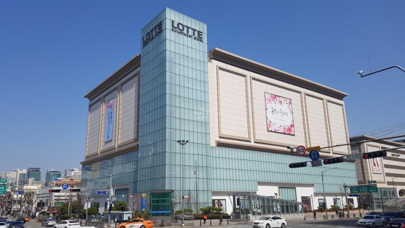 단지 주변에 위치한 롯데백화점 강남점 입니다