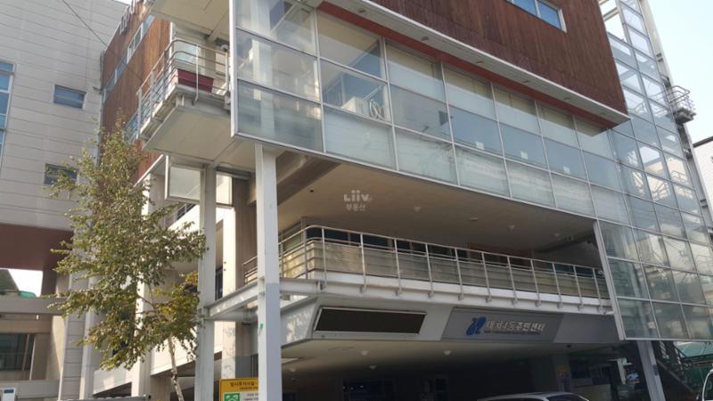 단지 인근에 위치한 대치4동 주민센터입니다