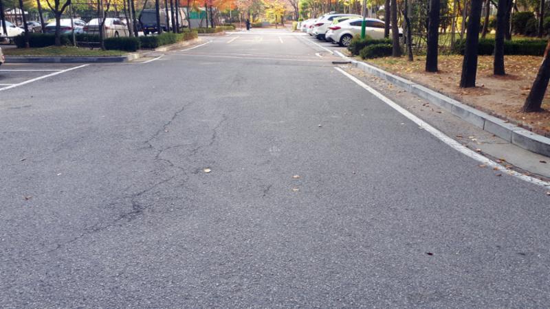 지상주차장과 인접한 단지내 도로에요