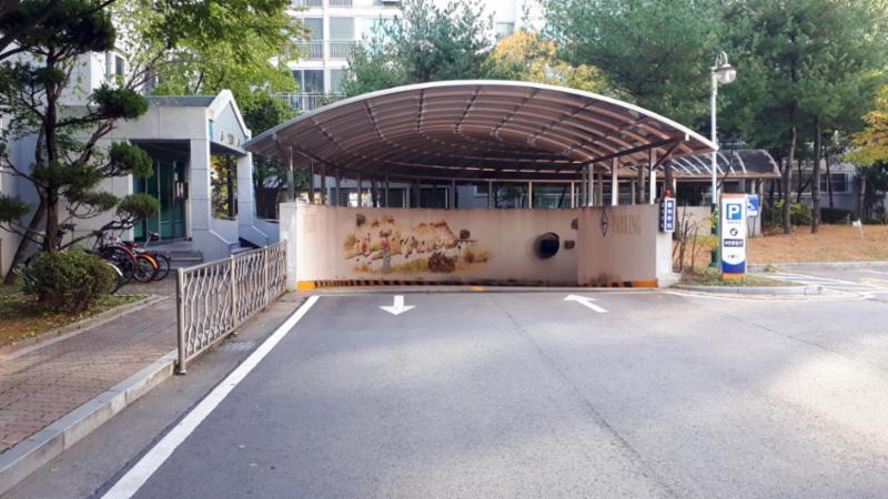 출차주의 경보음이 설치되어 있어 안전에 신경을 쓴 지하 주차장이에요