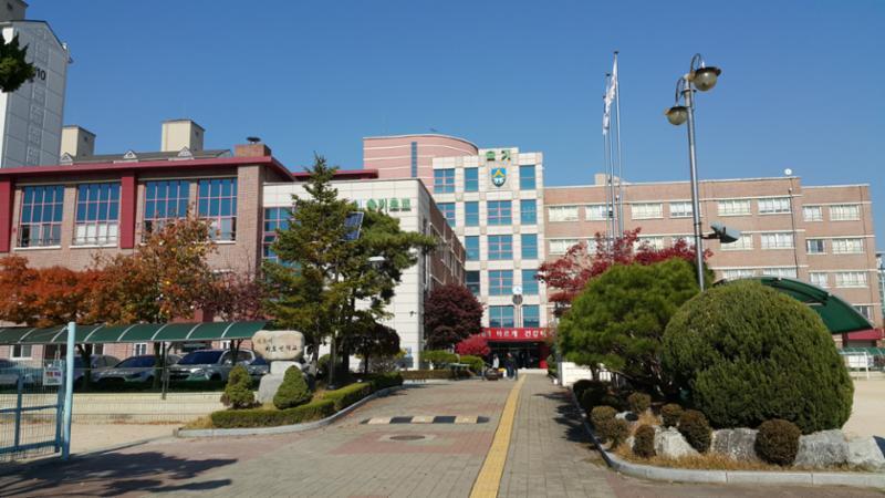 단지 주변으로 배정학교인 슬기초등학교가 있습니다