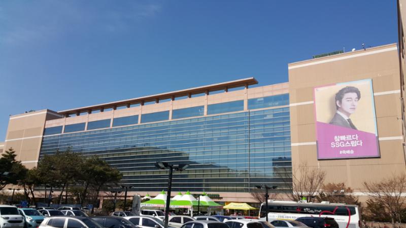 단지 주변에 위치한 대형할인마트로 이용이 편리하고 대형주차장이 함께 설치되어 있어 주말에도 주차 걱정없이 편리하게 이용할 수 있습니다