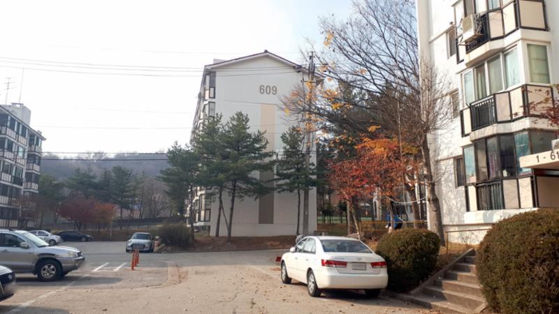 1986년 06월에 지어진 단지인 만큼 부분적으로 연식이 느껴지지만 전체적으로 양호하게 관리된 단지 외관이에요