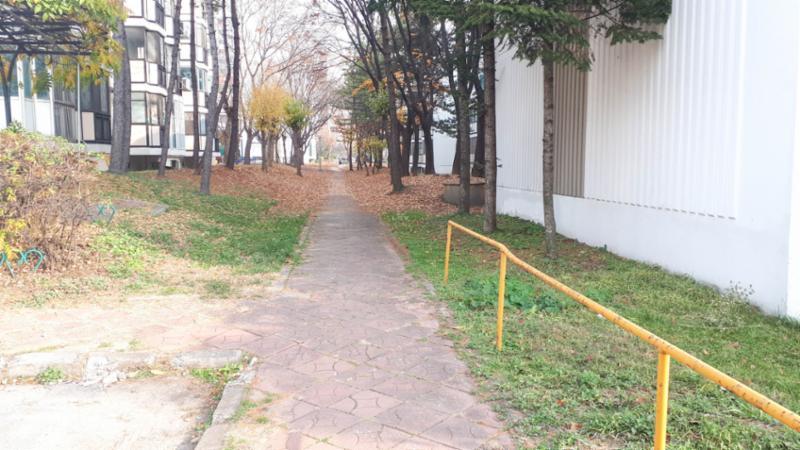 단지를 따라 걸으며 자연을 느낄 수 있는 쾌적한 단지 내 산책로구요