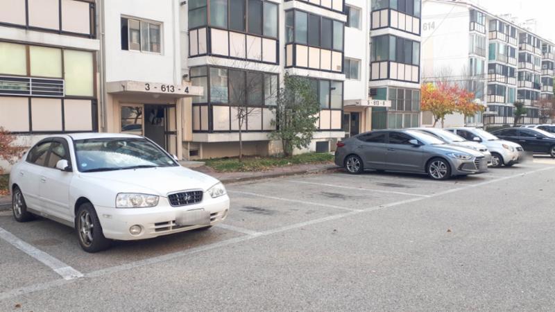 도로와 인접해 있는 지상 주차장입니다
