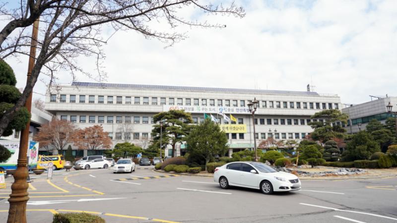 단지 부근에 위치해 있는 안산시청 입니다